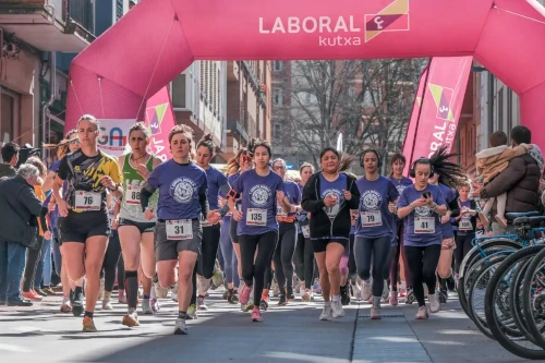 Errota “more” jantzi zen lasterketa feministaren lehen edizioan